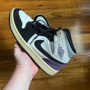 NIKE Jordan 1 Mid